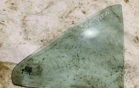 Rear vent window glass