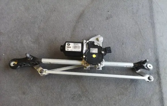 BMW 4 F32 F33 Front wiper linkage and motor 7267503 137130260974