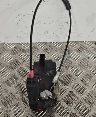 Opel Zafira B Rear door lock 13210738