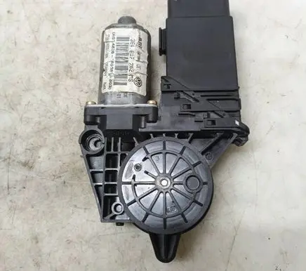 Volkswagen PASSAT B5.5 Front door window regulator motor 3B4837752 9700105551300 950000
