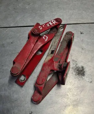 Engine bonnet/hood hinges