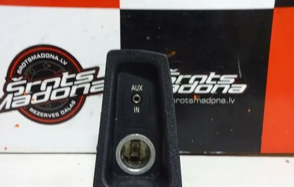 BMW 1 E81 E87 AUX in-socket connector 7132049