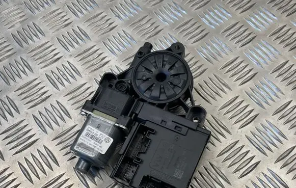 Volkswagen PASSAT B7 Front door window regulator motor 3AA959702A 3C0959792C