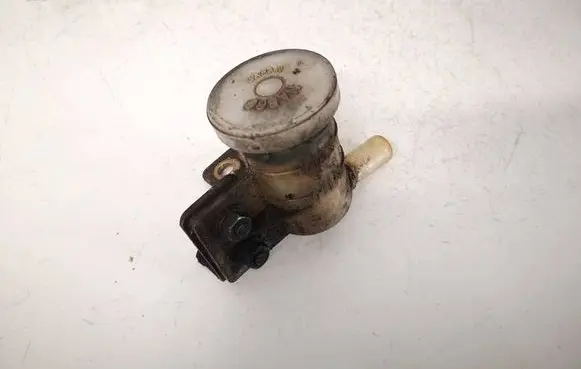 Nissan Primera Brake fluid reservoir