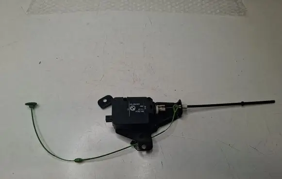 BMW 5 E39 Fuel tank cap lock motor 8352168 40620433