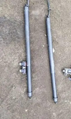 Peugeot 5008 II Tailgate strut brak