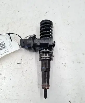 Volkswagen PASSAT B6 Fuel injector 038130073AG