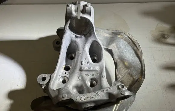 Front wheel hub spindle knuckle