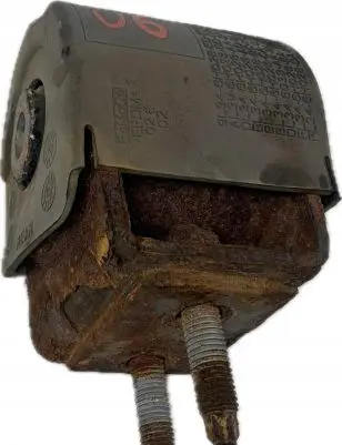 Engine mount vacuum valve