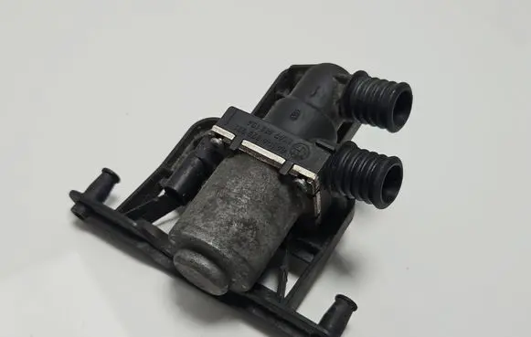 BMW 5 E60 E61 Coolant heater control valve 64118379921 1147412154