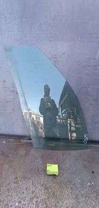 Ford Mondeo Mk III Front door window glass four-door 1212123