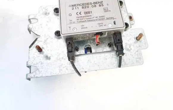 Mercedes-Benz GL X164 Antenna control unit 2118200885 0681