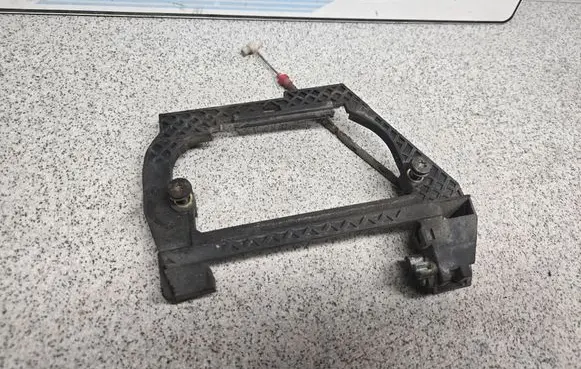 BMW 5 E39 Rear door exterior handle/bracket 51228236646