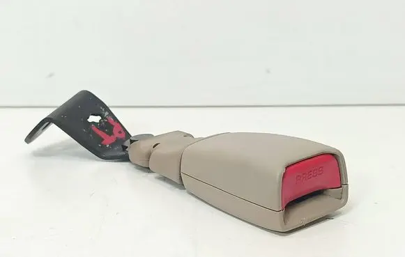 Lexus LS 400 Rear seatbelt buckle B380 D011802