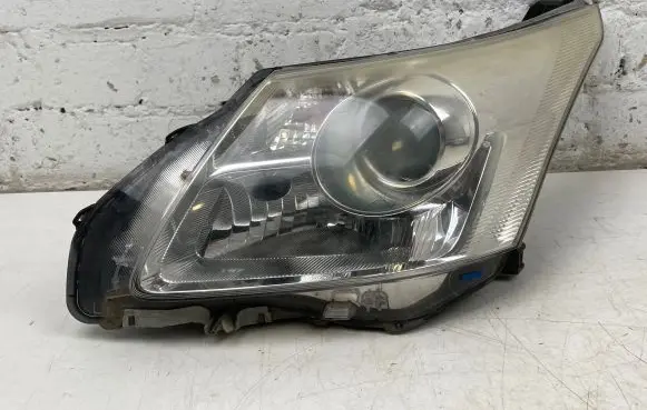Toyota Avensis T270 Headlight/headlamp
