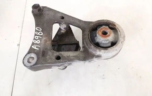 Toyota RAV 4 (XA30) Engine mount bracket