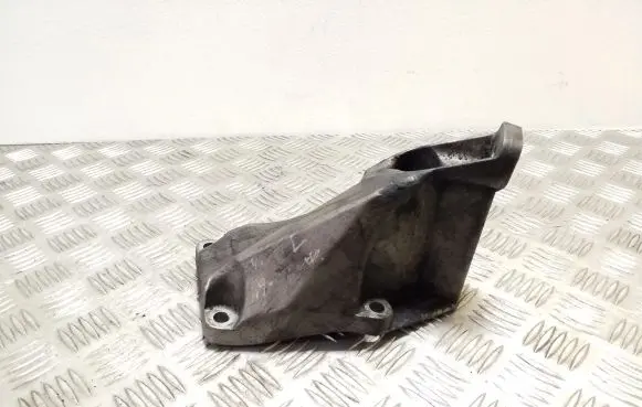 Volkswagen PASSAT B5.5 Engine mounting bracket 8D0199307P