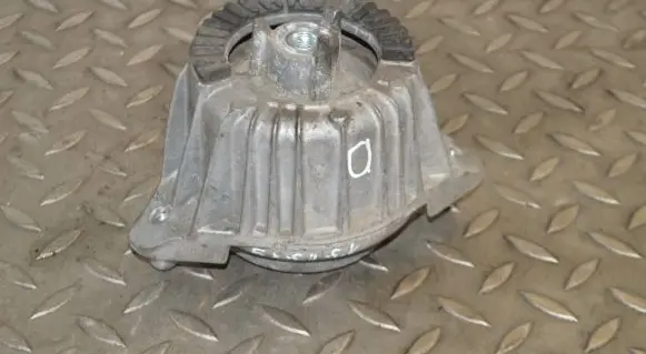 Mercedes-Benz CLS C218 X218 Engine mount bracket A2042405017