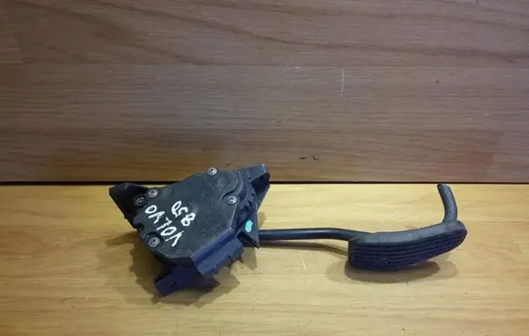 Volvo V70 Accelerator throttle pedal 9447135 00776905