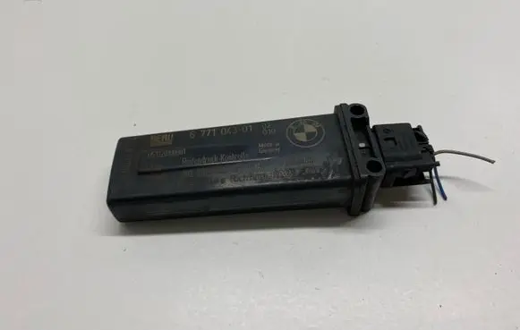 BMW X3 E83 Tire pressure sensor 6771043 20055706 05332010090
