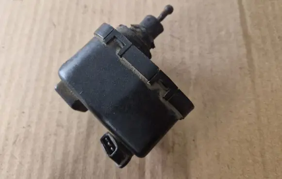 Volkswagen PASSAT B3 Headlight level adjustment motor 321941295 00437573