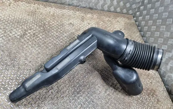 Cadillac Escalade Air intake duct part 15884353