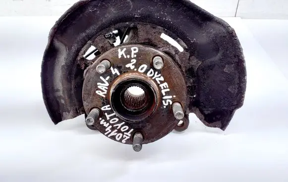 Toyota RAV 4 (XA40) Front wheel hub