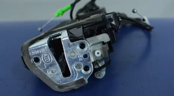 Lexus CT 200H Rear door lock 5050814