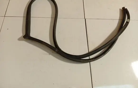 Toyota Avensis T250 Rubber seal front coupe door VERSIS200622
