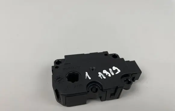 Audi A4 S4 B8 8K Air flap motor/actuator CZ1139300857 ZBAT0045D09