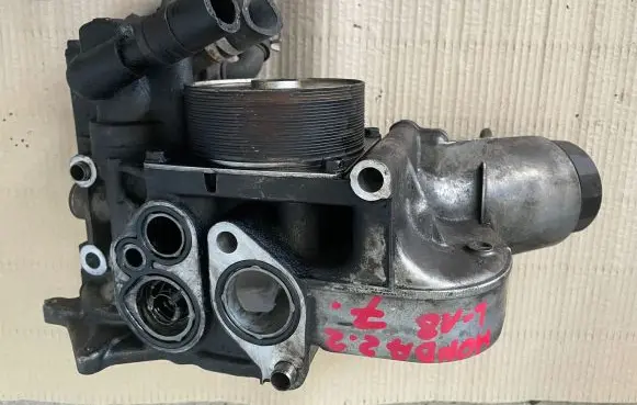Honda CR-V Oil filter mounting bracket