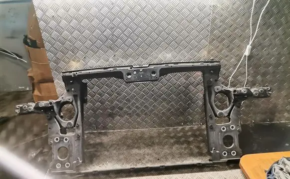 Volkswagen Touareg I Radiator support slam panel