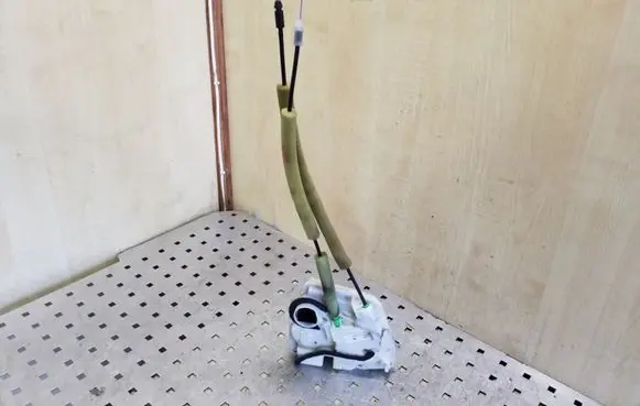 Mazda 3 II Rear door lock