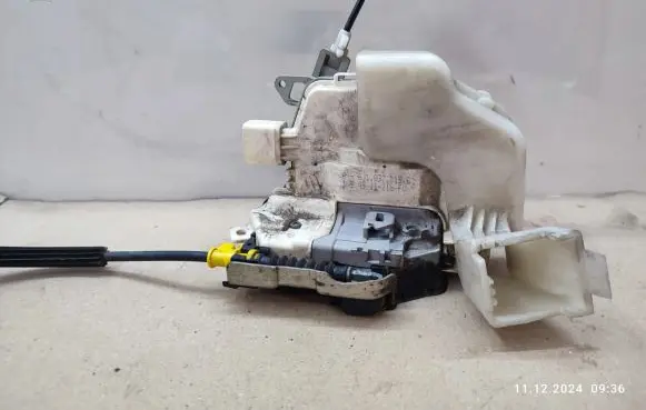 Audi A5 Sportback 8TA Front door lock 8J1837015C
