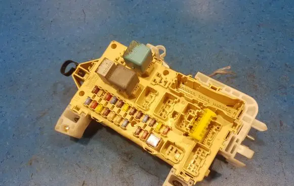Toyota Corolla Verso E121 Fuse box set 89221-0F010