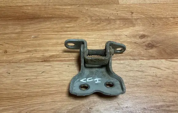 Toyota Avensis T250 Front door lower hinge 