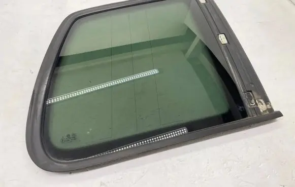 Volkswagen Touran I Rear side window 1T0845042