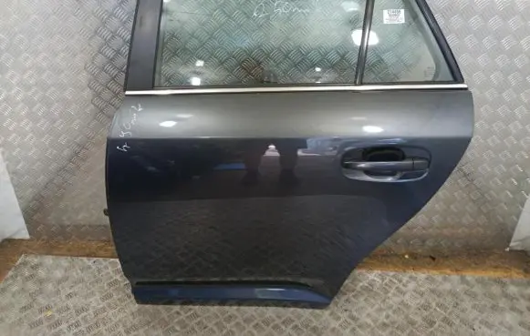 Toyota Avensis T270 Rear door