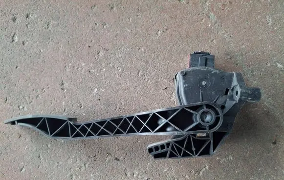 Opel Corsa C Accelerator throttle pedal 9129423 6PV00811000