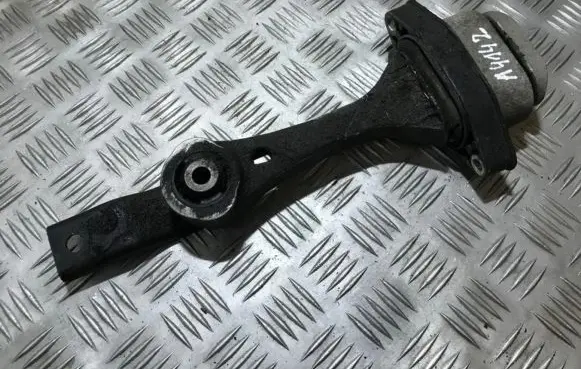 Volkswagen Golf IV Engine mount bracket