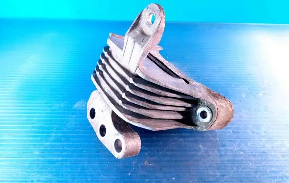 Chevrolet Cruze Engine mount bracket V06468 2107732