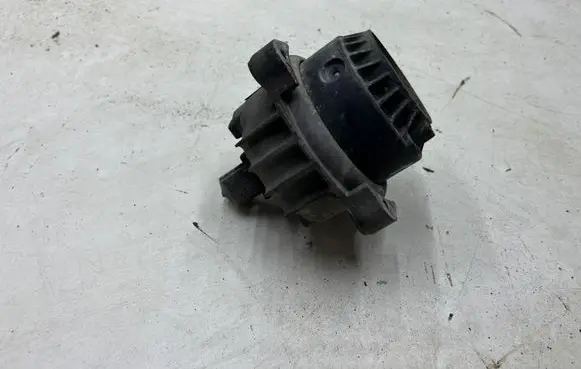 BMW 4 F32 F33 Engine mount bracket 68623513