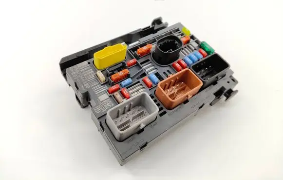 Citroen C4 Grand Picasso Fuse module 9667044880