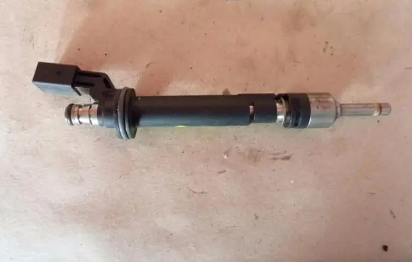 Volkswagen PASSAT B6 Fuel injector 03H906036A VD362