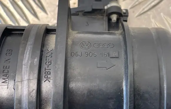 Audi Q7 4L Mass air flow meter 06J906461B