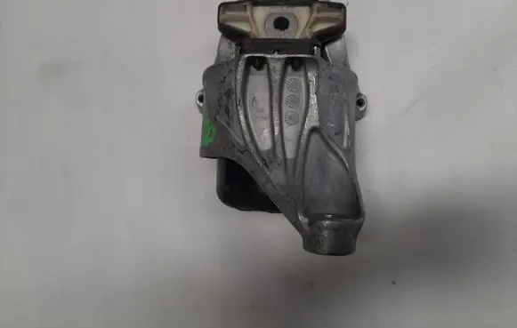 Engine mount vacuum valve