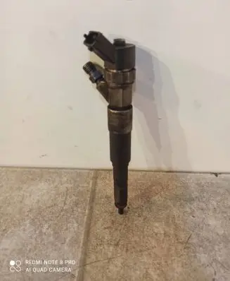 BMW 5 E39 Fuel injector 2354093 0445110029