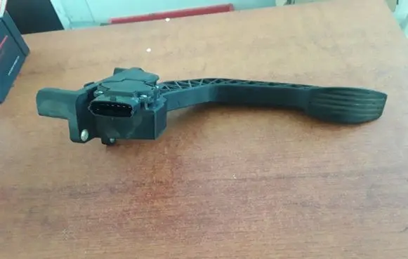 Iveco Daily 35.8 - 9 Accelerator throttle pedal 0281002360