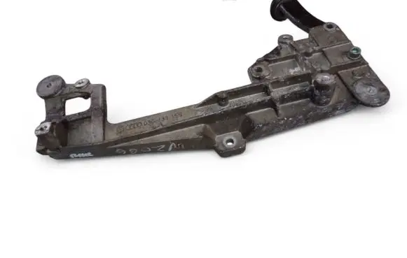 Volkswagen PASSAT B6 Engine mounting bracket 03G131159