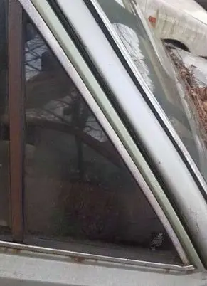 Volkswagen PASSAT Front door vent window glass four-door 831845116